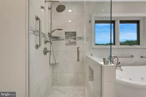 Bath - 11088 Glade Ct, Reston, VA 20191 photo 4 of 8