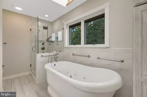 Bath - 11088 Glade Ct, Reston, VA 20191 photo 3 of 8