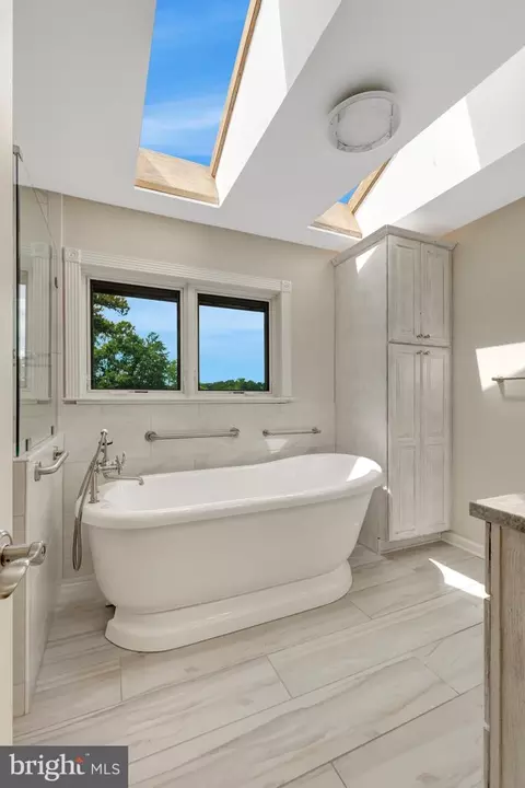Bath - 11088 Glade Ct, Reston, VA 20191 photo 5 of 8