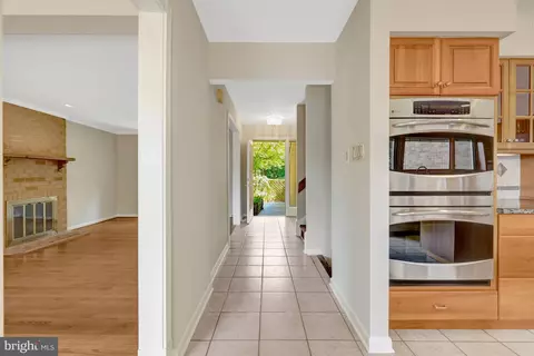 Entry Way - 11088 Glade Ct, Reston, VA 20191 photo 2 of 6