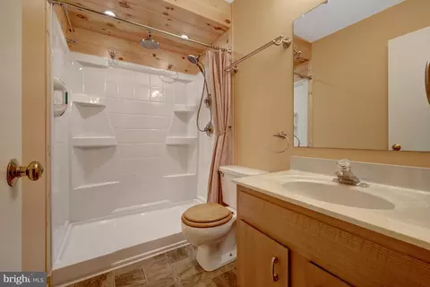 Bath - 11088 Glade Ct, Reston, VA 20191 photo 8 of 8