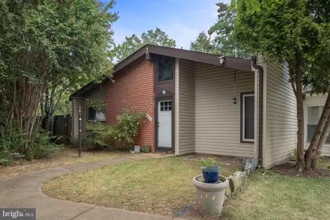 6073 Wycoff Sq, Centreville, VA 20120