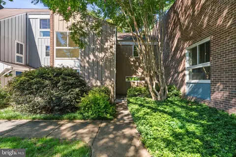 11478 Links Dr, Reston, VA 20190 photo 1