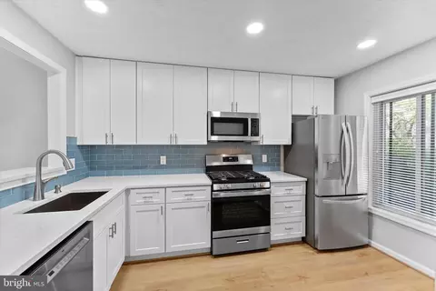 2245 Hunters Run Dr, Reston, VA 20191 photo 2