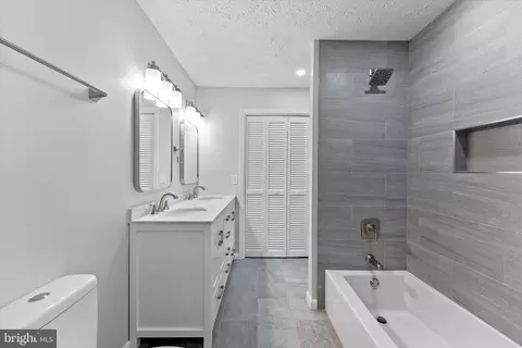 2245 Hunters Run Dr, Reston, VA 20191 photo 5
