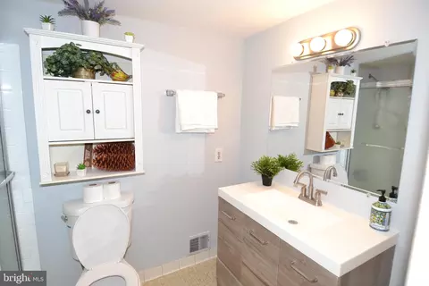 Bath - 7103 Galgate Dr, Springfield, VA 22152 photo 2 of 2