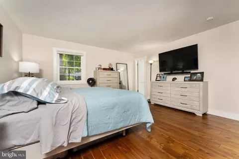 Bedroom - 2425 Hunter Mill Rd, Vienna, VA 22181 photo 2 of 4