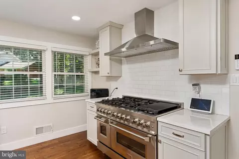 Kitchen - 2425 Hunter Mill Rd, Vienna, VA 22181 photo 3 of 4