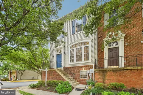 8154 Skelton Cir, Falls Church, VA 22042