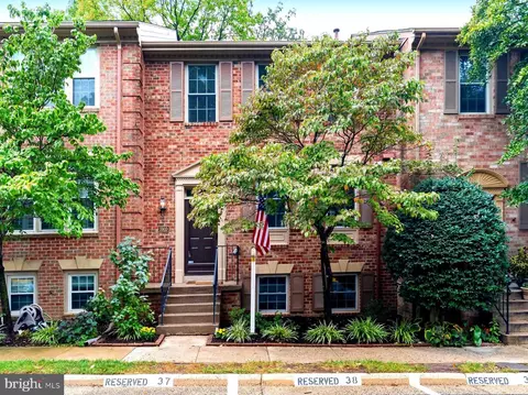 5910 Woodfield Estates Dr, Alexandria, VA 22310