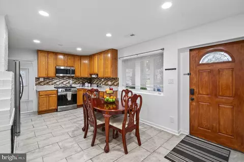 Entry Way - 5400 Montgomery St, Springfield, VA 22151 photo 2 of 6