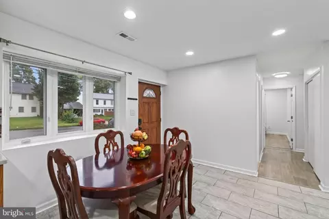 Entry Way - 5400 Montgomery St, Springfield, VA 22151 photo 4 of 6