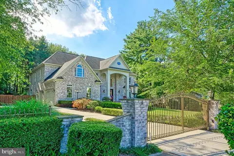 9225 Vernon Dr, Great Falls, VA 22066