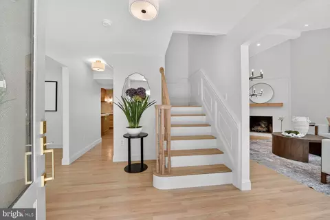 9802 Clyde Ct, Vienna, VA 22181 photo 3