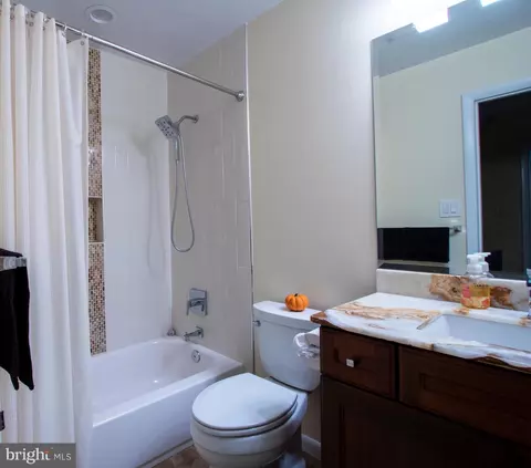 Bath - 2029 Wethersfield Ct, Reston, VA 20191 photo 3 of 4