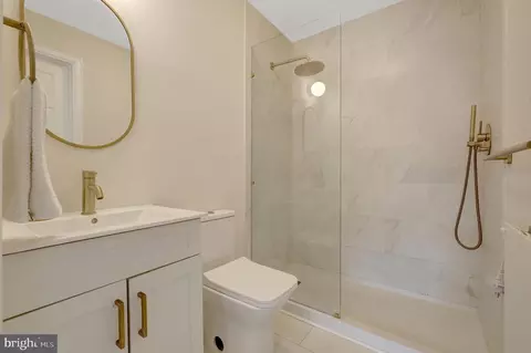 Bath - 6305 Dunaway Ct, Mclean, VA 22101 photo 1 of 9