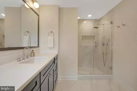 Bath - 6305 Dunaway Ct, Mclean, VA 22101 photo 3 of 9