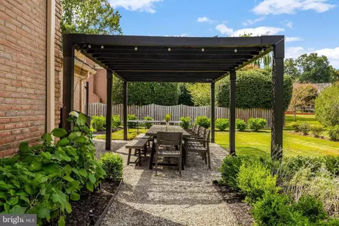Exterior - 6305 Dunaway Ct, Mclean, VA 22101 photo 14 of 16