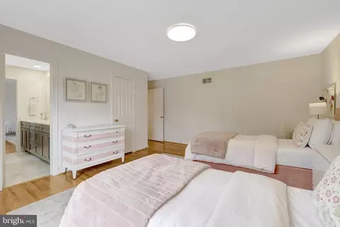 Bedroom - 6305 Dunaway Ct, Mclean, VA 22101 photo 8 of 11
