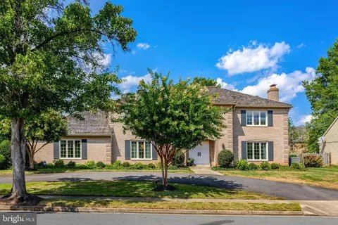 Exterior - 6305 Dunaway Ct, Mclean, VA 22101 photo 3 of 16