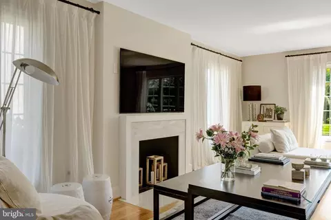 Living - 6305 Dunaway Ct, Mclean, VA 22101 photo 4 of 4