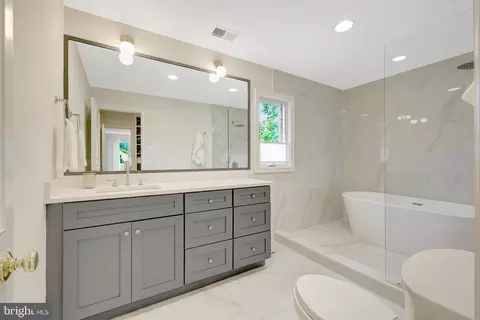 Bath - 6305 Dunaway Ct, Mclean, VA 22101 photo 4 of 9