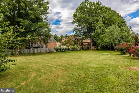 Exterior - 6305 Dunaway Ct, Mclean, VA 22101 photo 15 of 16
