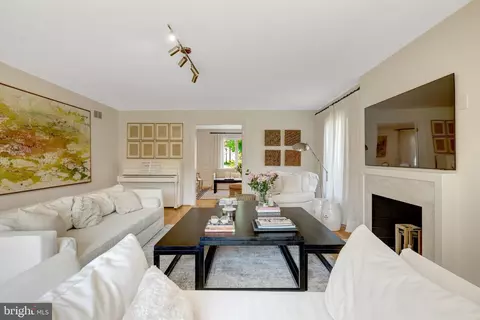 Living - 6305 Dunaway Ct, Mclean, VA 22101 photo 2 of 4