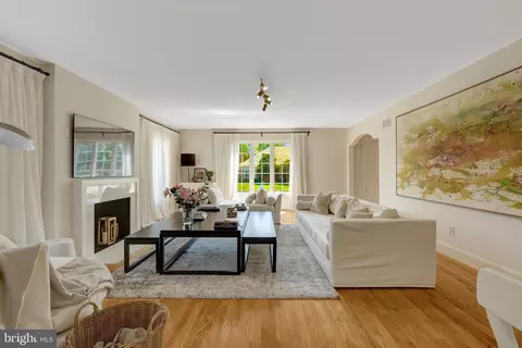 Living - 6305 Dunaway Ct, Mclean, VA 22101 photo 3 of 4