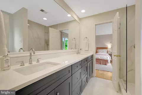 Bath - 6305 Dunaway Ct, Mclean, VA 22101 photo 6 of 9