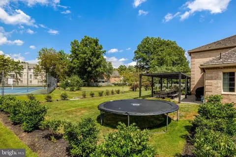 Exterior - 6305 Dunaway Ct, Mclean, VA 22101 photo 6 of 16