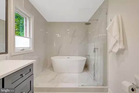 Bath - 6305 Dunaway Ct, Mclean, VA 22101 photo 5 of 9