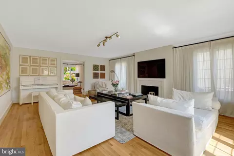 Living - 6305 Dunaway Ct, Mclean, VA 22101 photo 1 of 4