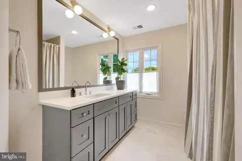 Bath - 6305 Dunaway Ct, Mclean, VA 22101 photo 7 of 9