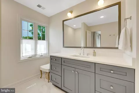 Bath - 6305 Dunaway Ct, Mclean, VA 22101 photo 2 of 9