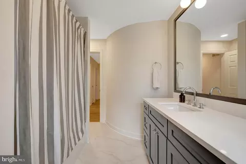 Bath - 6305 Dunaway Ct, Mclean, VA 22101 photo 8 of 9