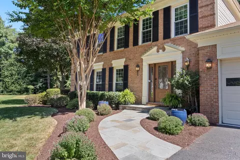 3003 Heritage Farm Ct, Herndon, VA 20171
