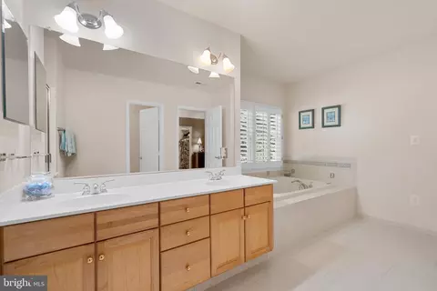 Bath - 6281 Timarron Cove Ln, Burke, VA 22015 photo 3 of 6