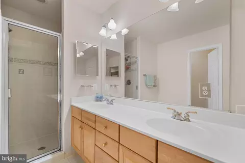 Bath - 6281 Timarron Cove Ln, Burke, VA 22015 photo 2 of 6