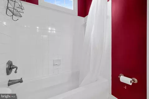 Bath - 6281 Timarron Cove Ln, Burke, VA 22015 photo 4 of 6