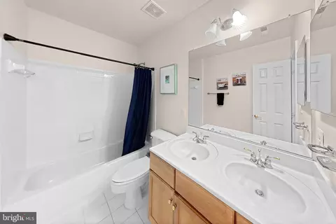Bath - 6281 Timarron Cove Ln, Burke, VA 22015 photo 5 of 6