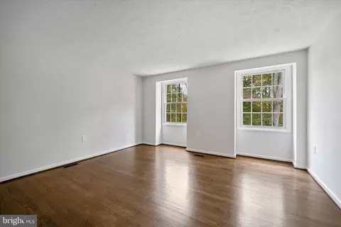 Living - 2657 Chiswell Pl, Herndon, VA 20171 photo 6 of 6