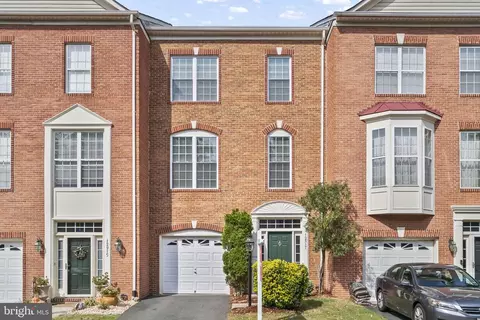 12917 Wood Crescent Cir, Herndon, VA 20171