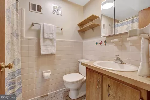 Bath - 6655 Chilton Ct, Mclean, VA 22101 photo 4 of 5