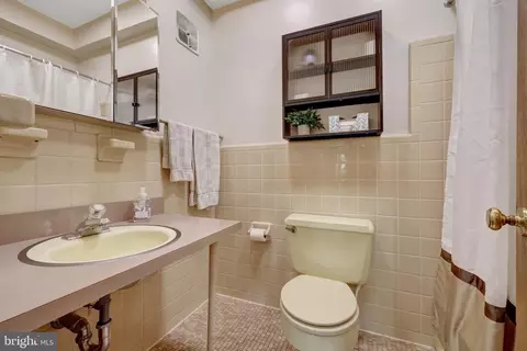 Bath - 6655 Chilton Ct, Mclean, VA 22101 photo 1 of 5