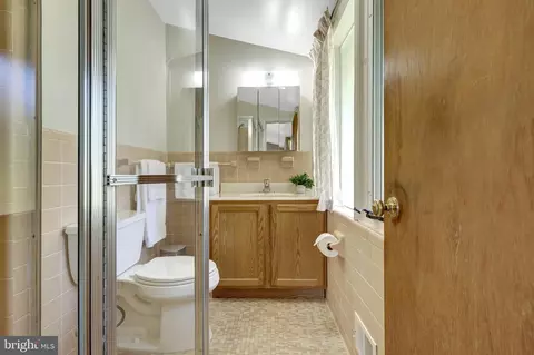 Bath - 6655 Chilton Ct, Mclean, VA 22101 photo 2 of 5