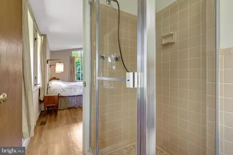 Bath - 6655 Chilton Ct, Mclean, VA 22101 photo 3 of 5