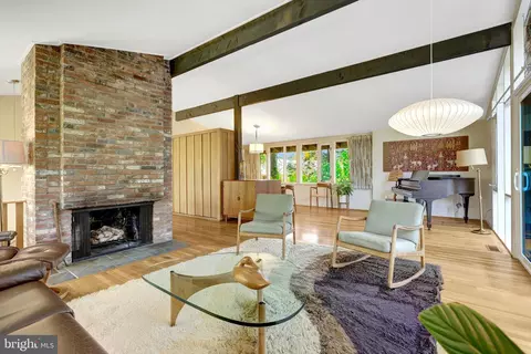 Living - 6655 Chilton Ct, Mclean, VA 22101 photo 2 of 4