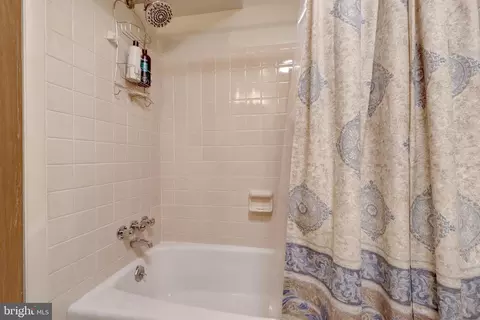 Bath - 6655 Chilton Ct, Mclean, VA 22101 photo 5 of 5