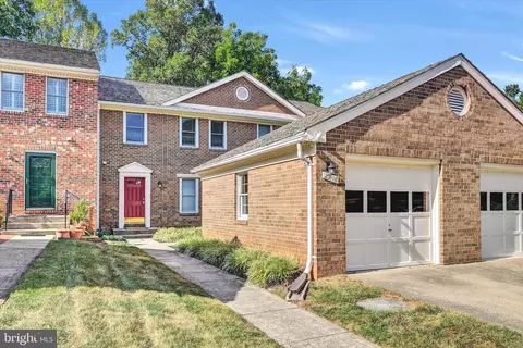 2918 Oakborough Sq, Oakton, VA 22124